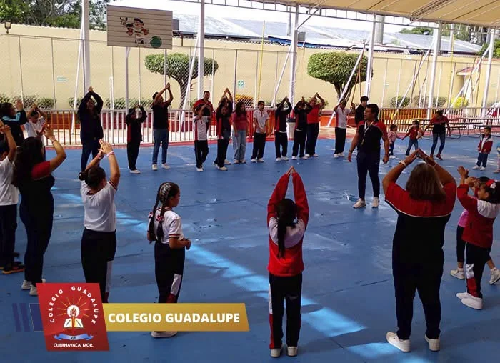 Actividad física con alumnos y comunidad escolar