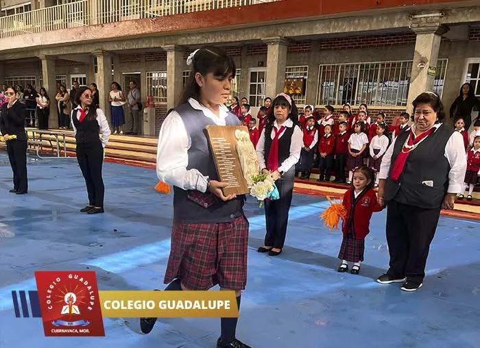 Alumna del Colegio Guadalupe participando en una ceremonia